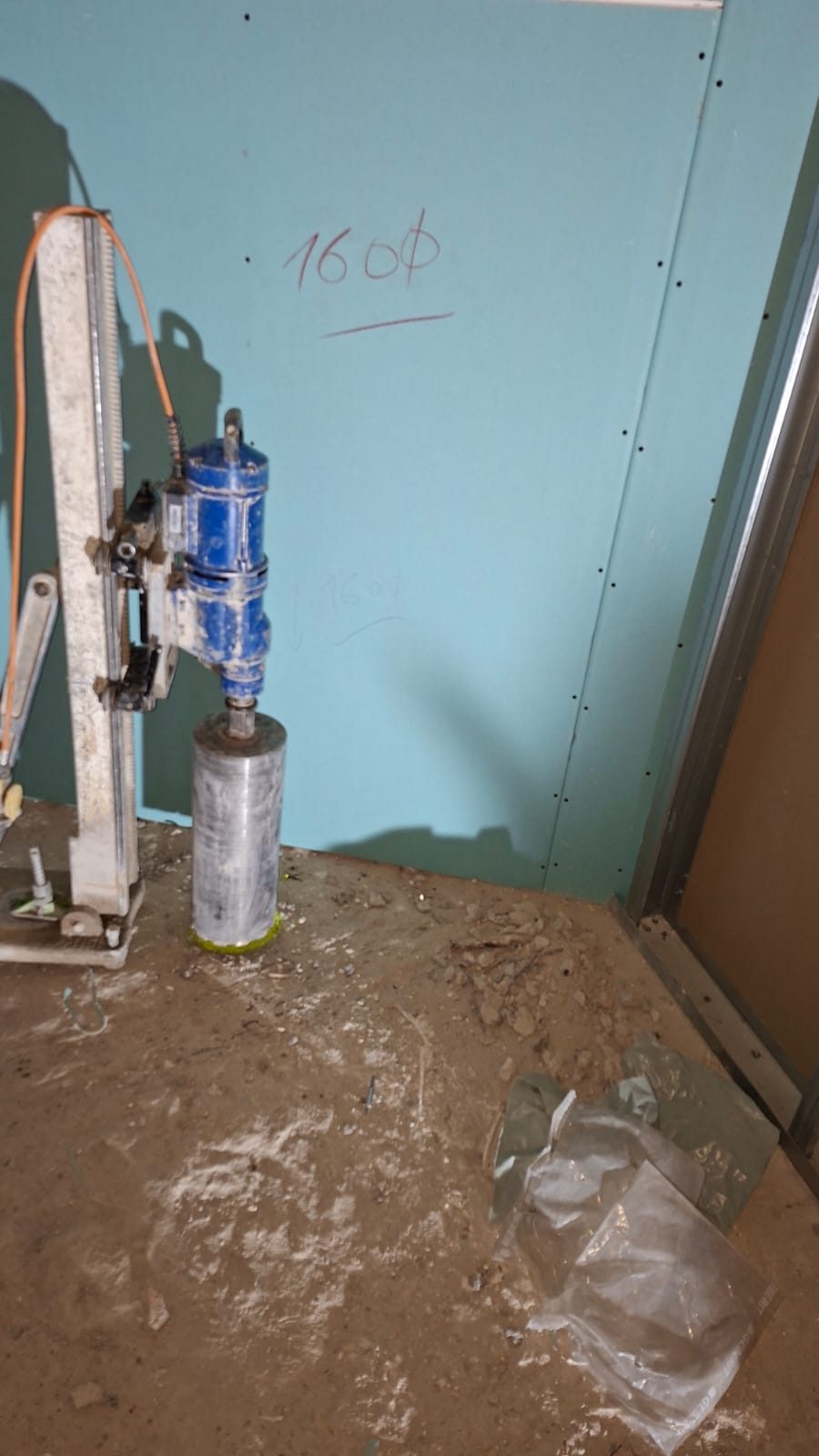 Jádrová vrtačka na stojanu s korunkou připravená k vrtání prostupu o průměru 160 mm