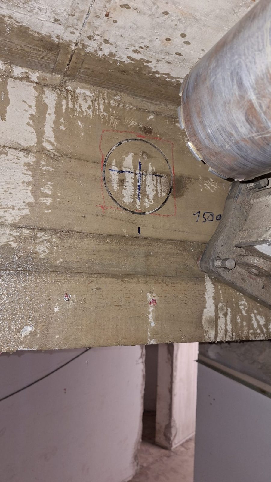 Vyznačený jádrový vrt o průměru 150 mm v betonovém stropě s připravenou vrtací korunkou